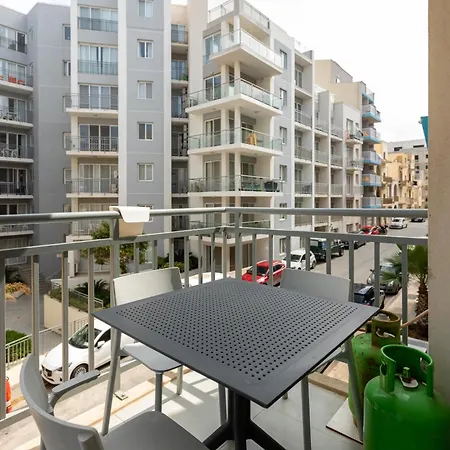 Red Rose Apartment *