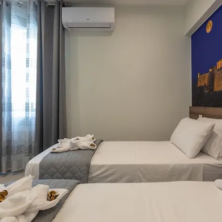 Red Rose Apartment *